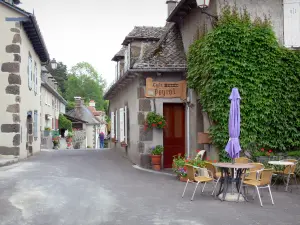 Tournemire et le château d'Anjony - Terrasse de café et maisons de Tournemire