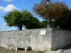 Tournon-d'Agenais - Bench, staande lamp en bomen