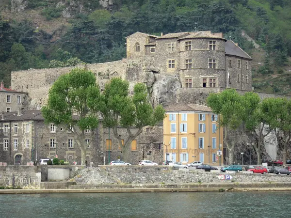 Tournon-sur-Rhône - Chateau de Tournon, museo del castillo, con vistas a las murallas de la ciudad vieja y el río Ródano