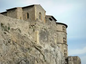 Tournon-sur-Rhône - Museo Castillo de Tournon en la roca