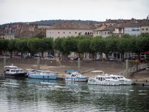 Tournus - Rivière Saône, bateaux amarrés au quai, alignement d'arbres et maisons de la ville