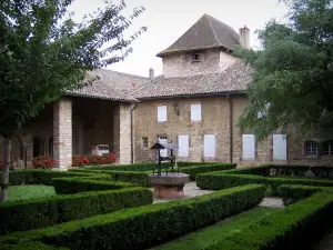 Tournus - Saint-Philibert abbey: cloister and its well