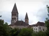 Tournus - Torri della chiesa abbaziale di Saint-Philibert (Abbaye Saint Philibert), facciate di case e alberi