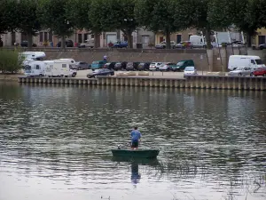 Tournus - Pêcheur en barque (pratique de la pêche) sur la rivière Saône