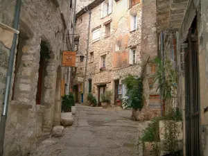 Tourrettes-sur-Loup - Schräge Gasse, gesäumt mit schönen Häusern aus Stein und Grünpflanzen