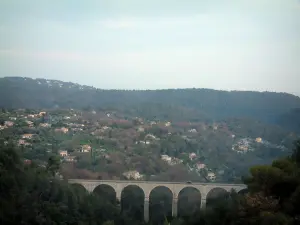 Tourrettes-sur-Loup - Vom Dorf aus, Blick auf die Brücke und den Wald unterhalb liegend