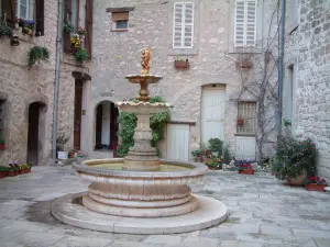 Tourrettes-sur-Loup - Kleiner Platz mit seinem Brunnen und seinen Blumentöpfen