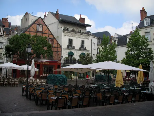 Tours - Platz Plumereau mit seinen Häusern und seinen Kaffeeterrassen