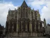 Tours - Chorapsis der Kathedrale Saint-Gatien und Wolken im Himmel