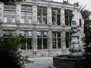 Tours - Beaune-Semblançay garden: carved fountain and remains of the Beaune-Semblançay mansion