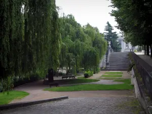 Tours - Garten am Rande der Loire (Fluss), geschmückt mit Trauerweiden (Bäume) und Sitzbänke