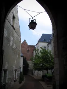 Tours - Lanterne suspendue et maisons de la vieille ville