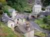 Treignac - Blick auf die alte Brücke überspannend den Fluss Vézère und die Häuser der Unterstadt