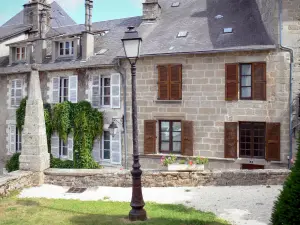 Treignac - Façades de maisons de la cité médiévale, avec lampadaire en premier plan