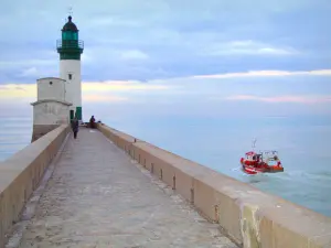 Le Tréport - Digue, phare, navire (bateau) quittant le port, mer (la Manche) et nuages dans le ciel