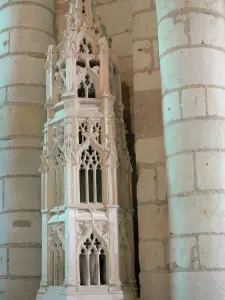 Trèves-Cunault - Inside of the Saint-Aubin church: tabernacle