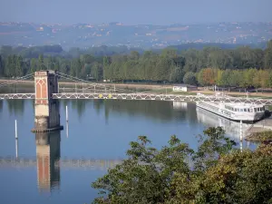 Trévoux - Vallée de la Saône : passerelle suspendue, rivière Saône, bateau de croisière et rive arborée