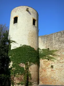 Trévoux - Tour ronde du château fort