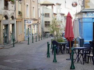 Trévoux - Terrasse de café, rue et maisons de la ville