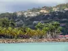 La Trinité - Uferpromenade geschmückt mit Palmen, und Häuser auf den Anhöhen mit Blick auf den Atlantischen Ozean