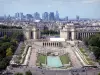 Trocadéro - Uitzicht op het Palais de Chaillot, de Trocadero tuinen en de wijk La Defense op de achtergrond van de top van de Eiffeltoren