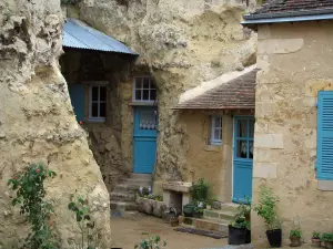 Trôo - Abitazione primitiva (casa scavata nella roccia) con le persiane e porte blu