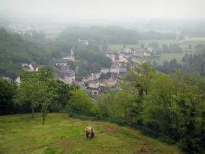 Trôo - La cima de la colina de la aldea, con vistas a un prado con un caballo, árboles y casas