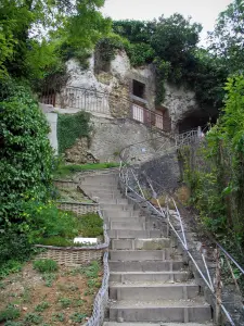 Trôo - Escalera que conduce a las viviendas en los acantilados de la aldea