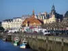 Trouville-sur-Mer - Côte Fleurie : bâtiments de la station balnéaire, dont l'un abritant l'hôtel de ville (mairie), et chalutiers amarrés