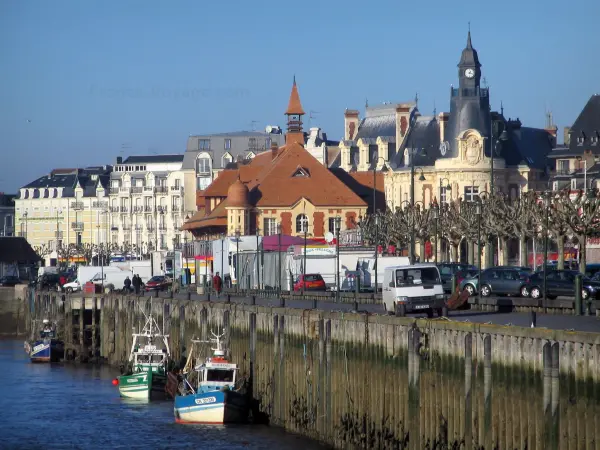 Trouville-sur-Mer - Côte Fleurie Resort gebouwen, een behuizing het gemeentehuis (Mairie), en trawlers afgemeerd