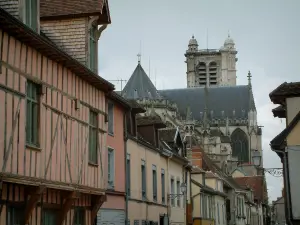 Troyes - Maisons aux façades de couleur pastel et tour de la cathédrale Saint-Pierre-et-Saint-Paul en arrière-plan
