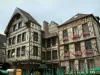 Troyes - Maisons anciennes à pans de bois et parasols d'une terrasse de café