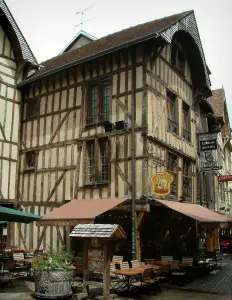Troyes - Maisons anciennes à pans de bois et terrasse de café