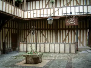 Troyes - Cour du Mortier d'Or avec son puits et sa façade à pans de bois