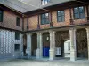 Troyes - Hôtel de Mauroy de style Renaissance (Maison de l'Outil et de la Pensée Ouvrière) : façade de la cour intérieure avec damier champenois (brique et craie), colonnes et décoration festive