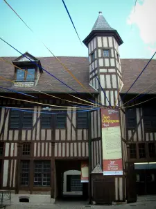 Troyes - Hôtel de Mauroy de style Renaissance (Maison de l'Outil et de la Pensée Ouvrière) : façade de la cour intérieure avec tourelle, pans de bois et décoration festive