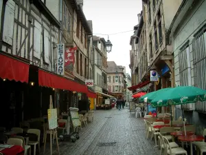 Troyes - Geplaveide straat met huizen, een aantal vakwerk terrassen van restaurants en winkels