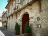 Troyes - Gevel van een huis (hotel), beschoeiing en steen, versierd met een smeedijzeren bord