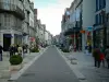 Troyes - Belebte Geschäftsstrasse gesäumt mit Läden (Boutiquen)