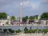 Tuin van Tuileries - Achthoekige zwembad omgeven door stoelen met uitzicht op de obelisk op de Place de la Concorde en de Arc de Triomphe