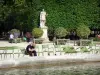 Tuin van Tuileries - Stoelen aan de rand van het water voor ontspanning