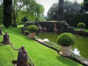 Tuinen van het kasteeltje van Eyrignac - Pond, pot struiken, gazon en bomen, in de Perigord zwart