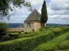 Tuinen van Marqueyssac - Box bomen en wolken in de lucht, in de Dordogne vallei, in de Perigord