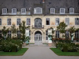 Tuinen van Valloires - Gebouw van de cisterciënzer abdij van Valloire, portal, een rozentuin en oprit