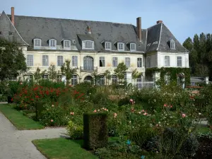 Tuinen van Valloires - Rose (roze), cisterciënzer abdij van Valloire en bomen