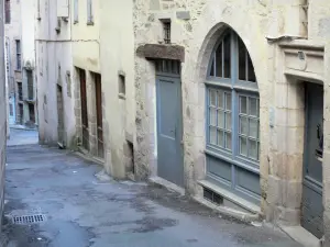 Tulle - Alley met oude huizen