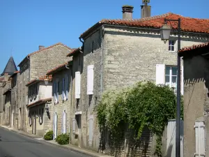 Tusson - Lampadaire et maisons du village