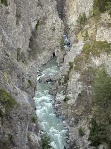 Ubaye valley - Ubaye river lined with rock faces