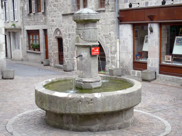 Ussel - Fontaine des Pelauds place Joffre et façades de maisons de la vieille ville