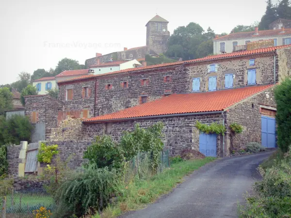 Usson - Maisons du village, rue en pente et clocher de l'église dominant l'ensemble ; dans le Parc Naturel Régional Livradois-Forez